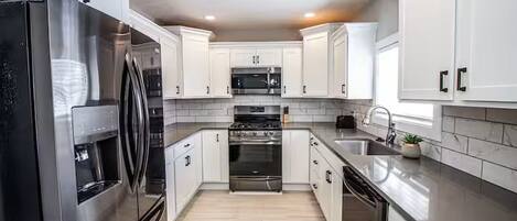 Refrigerador, microondas, horno y parrilla de estufa