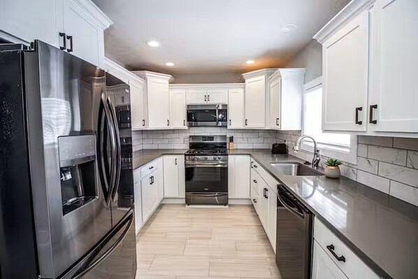 Refrigerador, microondas, horno y parrilla de estufa 