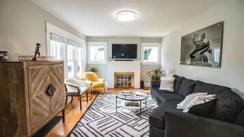 Smart-TV, Kamin, Arbeitsbereiche