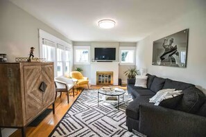 Smart TV, chimenea y oficina 