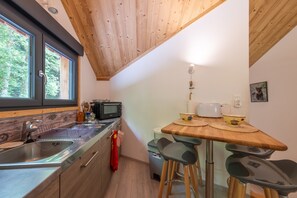 Fridge, microwave, oven, stovetop - Gîte “La Sittelle” with Garden and Wi-Fi (La Bourgonce)