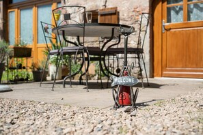Outdoor dining - Gîte “La Sittelle” with Garden and Wi-Fi (La Bourgonce)