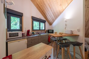 Fridge, microwave, oven, stovetop - Gîte “La Sittelle” with Garden and Wi-Fi (La Bourgonce)