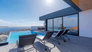 Comfort-hus - havudsigt | Pool | Udendørs pool, parasoller, liggestole