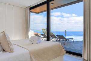 Cortinas opacas, tabla de planchar con plancha, wifi gratis