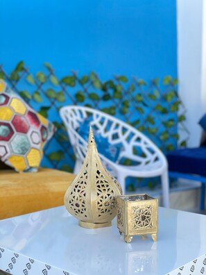 Unclassified image, 4 of 6, button