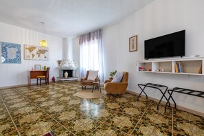 TV - Apartment 'The Domus Near Alghero' with Private Terrace, Wi-Fi and Air Conditioning (Olmedo)