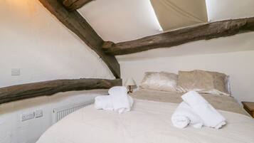 2 Schlafzimmer, individuell dekoriert, individuell eingerichtet