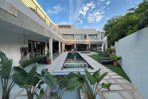 Luxury 2-Bedroom Retreat with Pool & Jacuzzi – Steps from Pereybere Beach