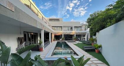 Luxury 2-Bedroom Retreat with Pool & Jacuzzi – Steps from Pereybere Beach