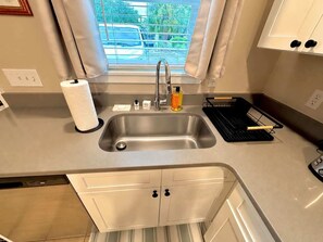 Coffee/tea maker, fridge, microwave, oven - UF Campus Townhome - Full Kitchen, 2 BR, Pets OK (Gainesville)