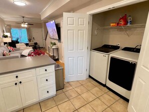 Interior - UF Campus Townhome - Full Kitchen, 2 BR, Pets OK (Gainesville)