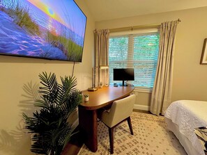 2 bedrooms, desk, iron/ironing board, WiFi - UF Campus Townhome - Full Kitchen, 2 BR, Pets OK (Gainesville)