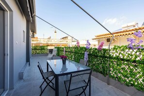 Outdoor dining - Kalamata Coastal Nest, Modern Seaside Escape (Kalamata)