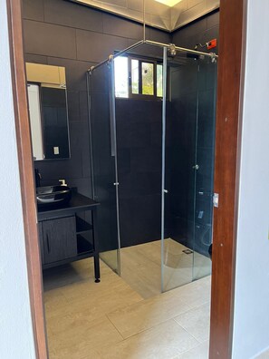 Dusche, Handtücher, Seife, Toilettenpapier