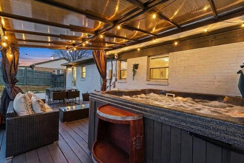 Save 15% Off in May: Cozy Home & Perfect Location! Hot Tub, Fire Pit, Grill, & Fenced Yard For Pets!