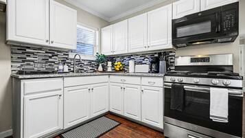 Refrigerador, microondas, horno y parrilla de estufa