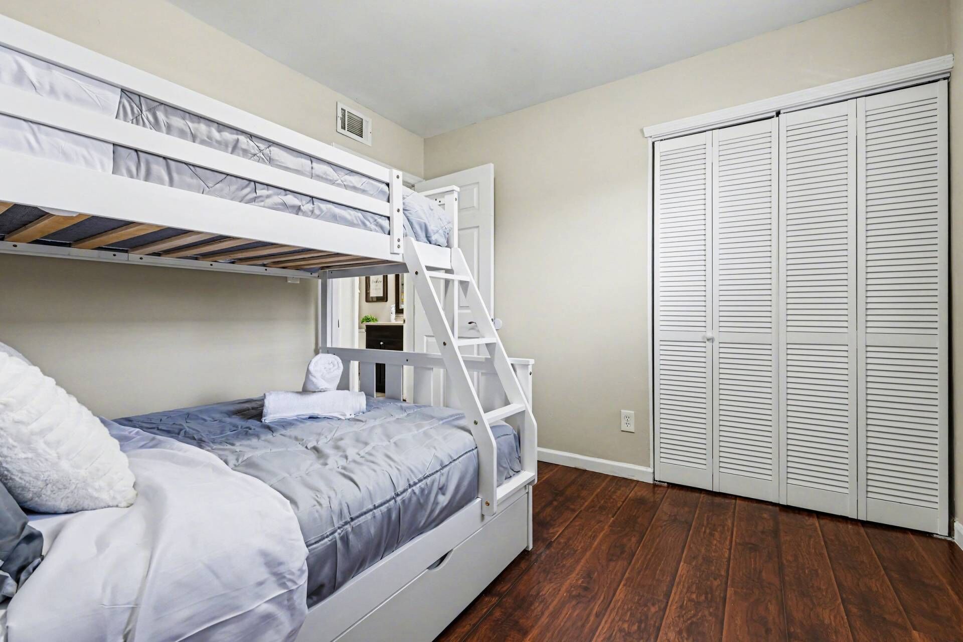 3 chambres, fer et planche à repasser, Wi-Fi gratuit, draps fournis