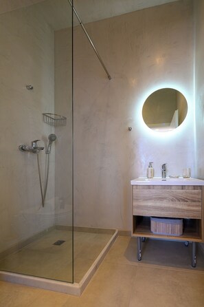 Hair dryer, towels, soap, toilet paper - Katina's Coastal Oasis (Pilos)