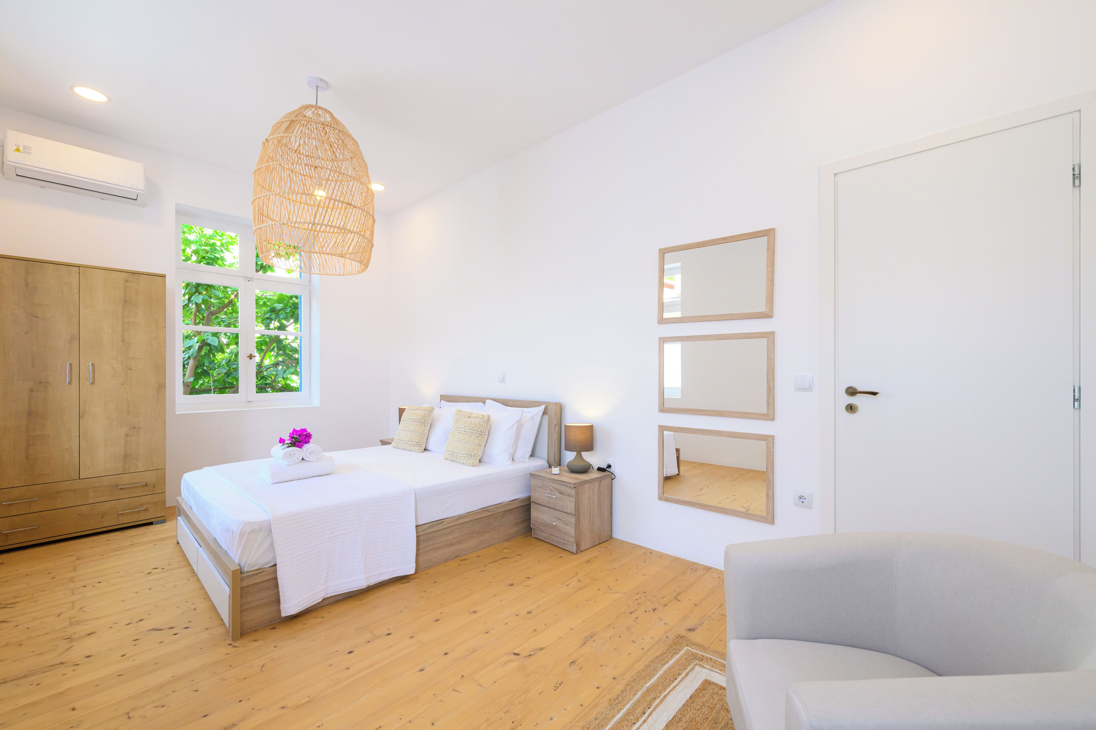 3 bedrooms, internet, bed sheets