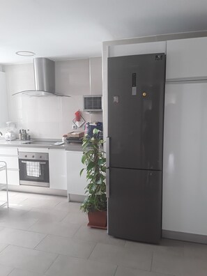 Wasserkocher mit Kaffee-/Teezubehör, Kühlschrank, Mikrowelle, Ofen