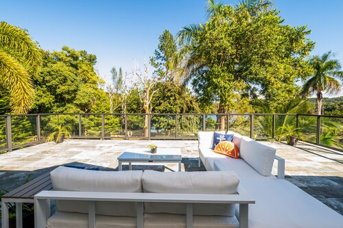 Peaceful lake front retreat with 5 bedrooms in beautiful San Sebastián