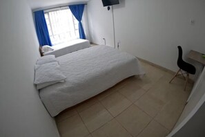 5 bedrooms, desk, free WiFi, bed sheets - Bacatá Housing (Bogotá)