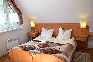 2 bedrooms, travel crib, free WiFi, bed sheets