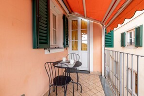 Outdoor dining - GuestHost - Cozy 50m2 attic apartment, ideal for 4 people, located on the first floor of a building without a lift (stairs to access it).The accommodation is located a stone's throw from the center of Lucca, a historic city that boasts symbolic places su (Lucca)