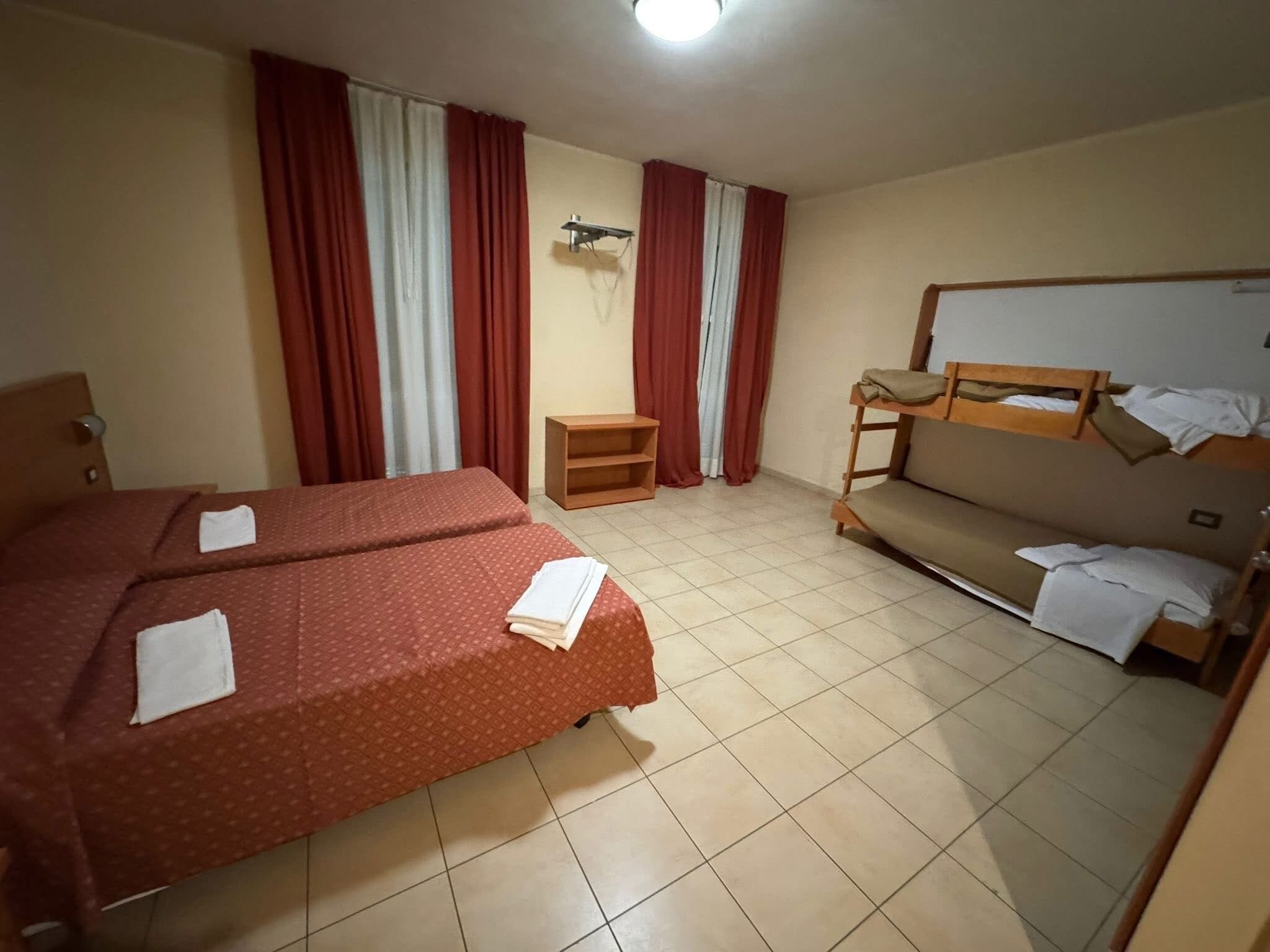 Comfort Triple Room | In-room safe, desk, iron/ironing board, free WiFi