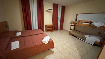 Comfort Triple Room | In-room safe, desk, iron/ironing board, free WiFi