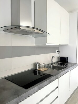 Fridge, oven, stovetop, dishwasher - Apt Dolce Vita Firenze - Salento Reservation (Firenze)
