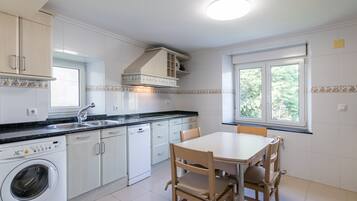 Een koelkast, een microgolfoven, een oven, een kookplaat