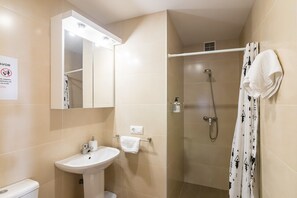 Een douche, een haardroger, handdoeken