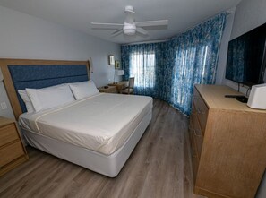 2 bedrooms, iron/ironing board, Internet, bed sheets - Your Perfect Beachfront Escape: Stunning Views & a Relaxing Screened Lanai (Sanibel)
