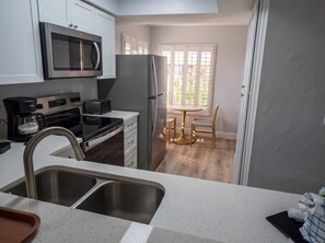 Private kitchen - Your Perfect Beachfront Escape: Stunning Views & a Relaxing Screened Lanai (Sanibel)