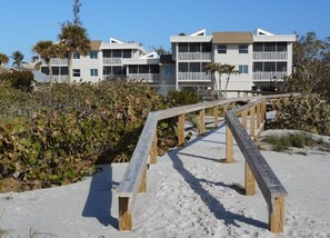 Exterior - Your Perfect Beachfront Escape: Stunning Views & a Relaxing Screened Lanai (Sanibel)