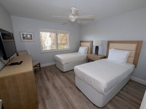 2 bedrooms, iron/ironing board, Internet, bed sheets - Your Perfect Beachfront Escape: Stunning Views & a Relaxing Screened Lanai (Sanibel)