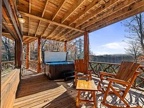 Outdoor spa tub - Cozy 4-bedroom cabin in serene Mineral Bluff with AC (Mineral Bluff)