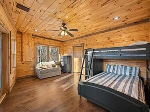 4 bedrooms, WiFi, bed sheets - Cozy 4-bedroom cabin in serene Mineral Bluff with AC (Mineral Bluff)
