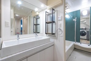 Douche, sèche-cheveux, bidet, serviettes fournies