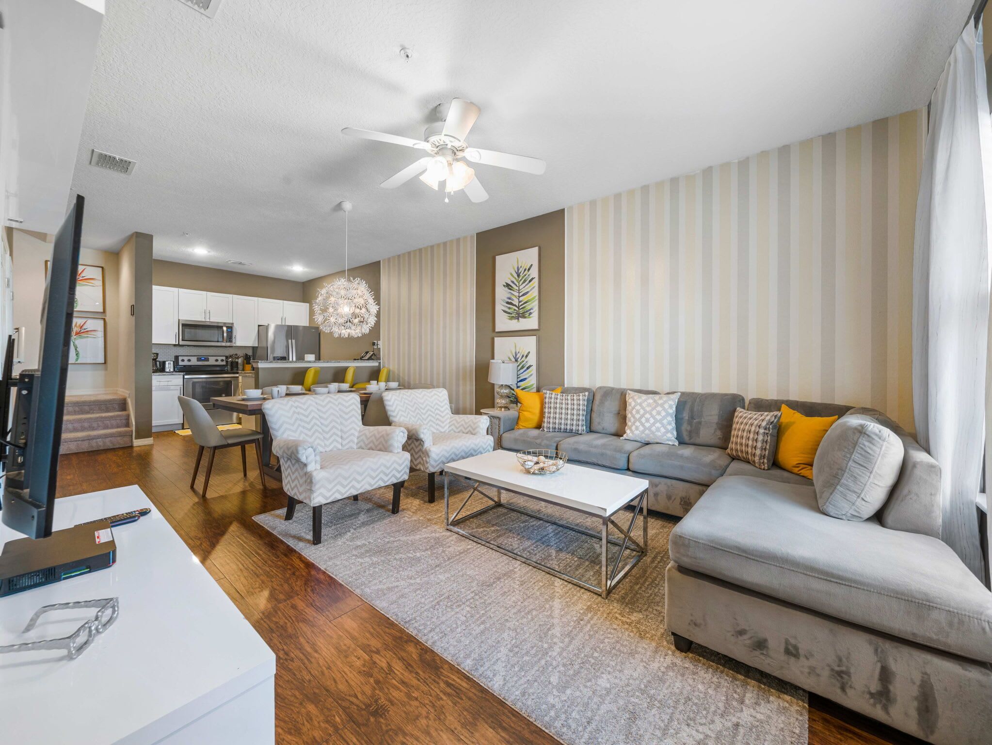 Televisión y oficina 