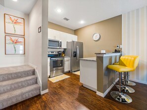 Fridge, microwave, oven, stovetop - West Lucaya Village - 6 miles to Walt Disney World (Kissimmee)