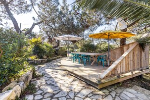 Outdoor dining - Villa 'Cap Ferret' with Shared Terrace, Private Garden, and Wi-Fi (Lège-Cap-Ferret)