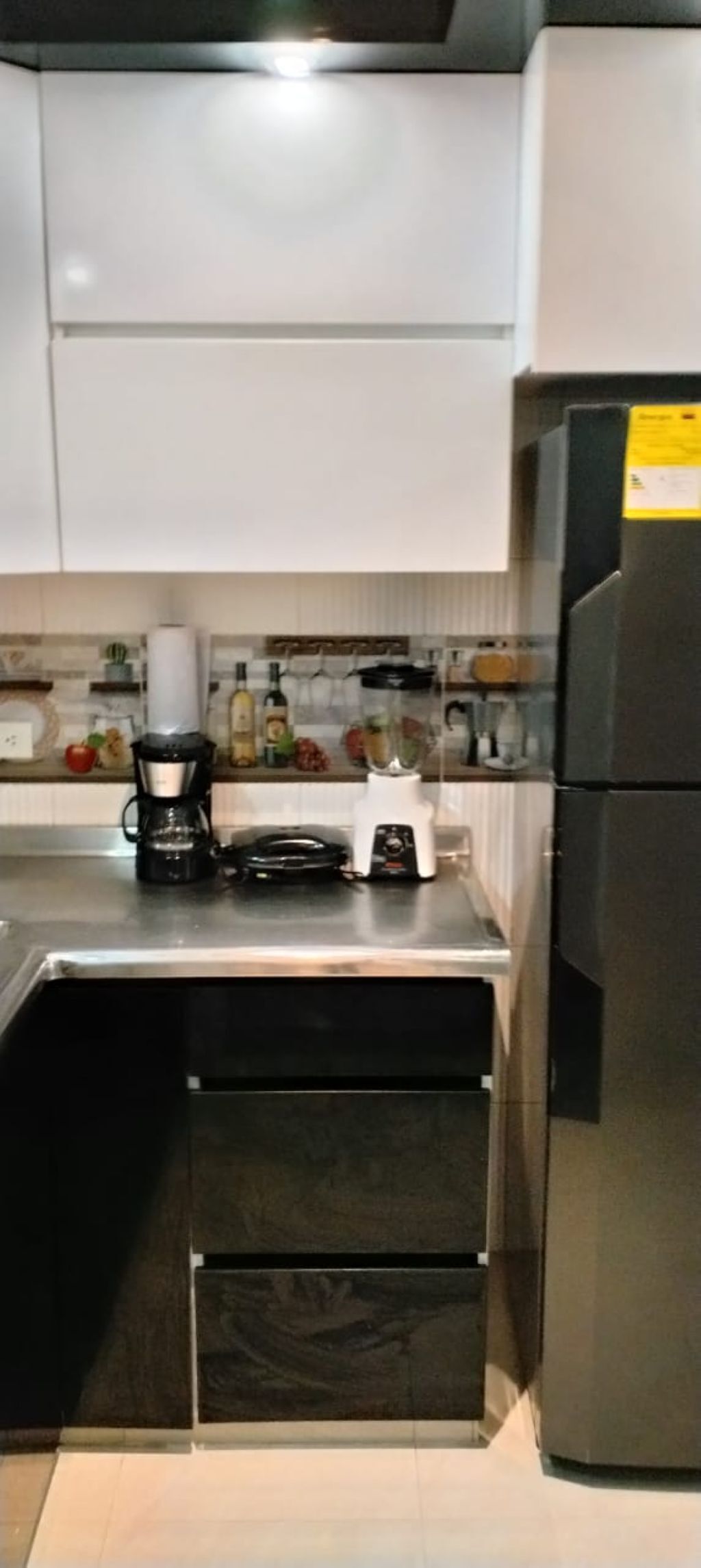 Fridge, oven, stovetop, coffee/tea maker