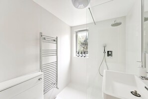 Shower, hair dryer, towels - GuestReady - Charming Modern Retreat in Angel (London)