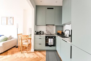 Fridge, microwave, oven, dishwasher - GuestReady - Charming Modern Retreat in Angel (London)