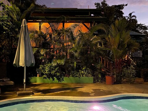 Tropical Cabin • 10 Min to Beach & Park