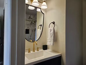 Een douche, een haardroger, handdoeken, zeep