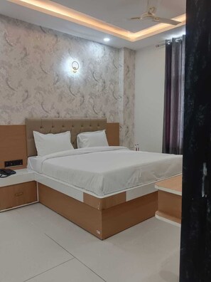 Desk, laptop workspace, iron/ironing board, free WiFi - HOTEL BIRLA PALACE (Kukas)